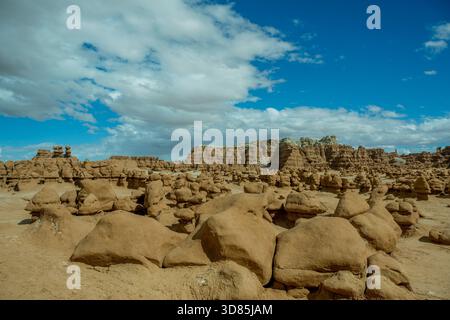 Pilzförmige Felsspitzen (Sandstein Hoodoos) im Goblin Valley State Park, Utah, USA. Stockfoto
