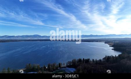 Ein Herbsttag, Wintertag im Bernried Landkreis Weilheim-Schongau. Hier der Blick vom Bernrieder Park auf schneebedeckte Felder, den Starnberger See und die verschneite Alpenkette am Horizont, Benediktenwand und Karwendel *** Herbsttag, Wintertag im Bernried Bezirk Weilheim Schongau hier ist der Blick vom Bernrieder Park auf schneebedeckte Felder, den Starnberger See und die schneebedeckte Alpenkette am Horizont, Benediktenwand und Karwendel Stockfoto