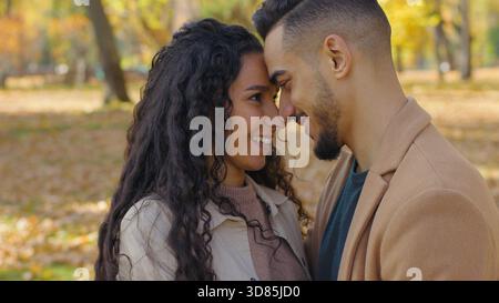 Nahaufnahme lächelndes hispanisches Paar berührende Stirn Gesichter küssende Nasen Lächeln arabischer Mann Kaukasische Frau multiethnische Menschen in Liebe Familie Dating in Stockfoto