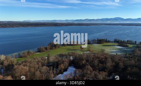 Ein Herbsttag, Wintertag im Bernried Landkreis Weilheim-Schongau. Hier der Blick vom Bernrieder Park auf schneebedeckte Felder, den Starnberger See und die verschneite Alpenkette am Horizont *** Herbsttag, Wintertag im Bernried-Bezirk Weilheim Schongau hier ist der Blick vom Bernrieder Park auf schneebedeckte Felder, den Starnberger See und die schneebedeckten Alpen am Horizont Stockfoto