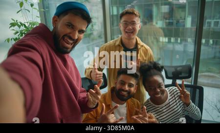 Business Casual Startup Team im Büro Meeting Freude Spaß Lächeln Selfie machen gemeinsam Spaß Teamarbeit genießen in freundlichem Coworking posieren für Video Stockfoto
