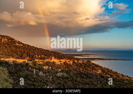 Regenbogen über der Südwestküste von Korsika, Frankreich | Regenbogen über der Südwestküste von Korsika, Frankreich Stockfoto