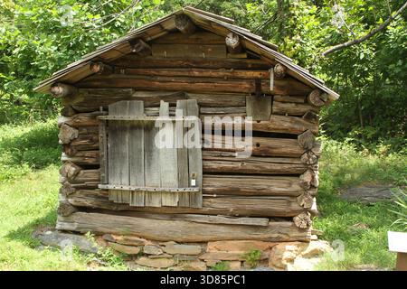 Altes Gebäude auf der Humpback Rocks Mountain Farm in den Blue Ridge Mountains, VA, USA Stockfoto