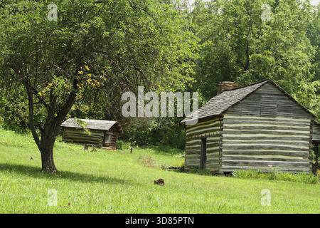 Alte Bauwerke auf der Humpback Rocks Mountain Farm in den Blue Ridge Mountains, VA, USA Stockfoto