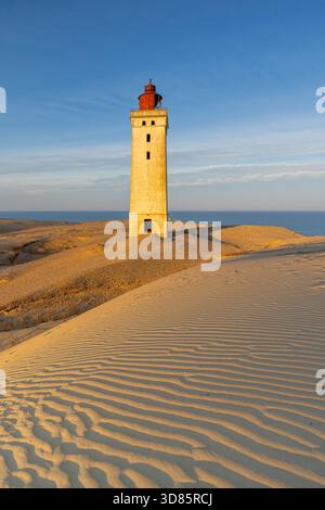 Rubjerg Knude Fyr / Rubjerg Knude Leuchtturm in den Sanddünen auf dem Gipfel von Lønstrup Klint, Hjørring, Nordjütland, Dänemark Stockfoto