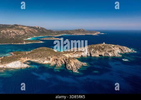 Luftaufnahme von zerklüfteten Inseln, türkisfarbenen Buchten und tiefblauem Meer unter einem klaren Himmel, Sardinien, Italien Stockfoto