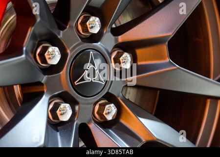 Toronto, ON, Kanada - 15. März 2025: Ein Dodge-Emblem mit einem stilisierten Dreizack-Design wird in der Mitte einer schwarzen Leichtmetallfelge mit Chromlasche ausgestellt Stockfoto