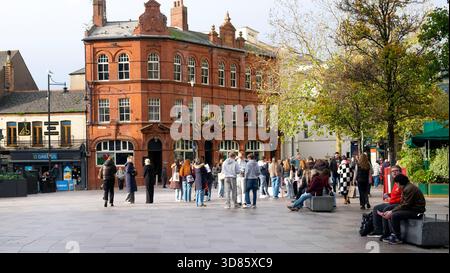 Leute auf der Straße, die vor dem Duke of Wellington Pub in Hayes Place, Cardiff City Centre, Wales, Großbritannien, stehen. KATHY DEWITT Stockfoto