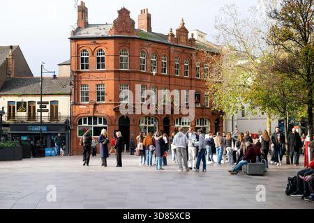 Leute auf der Straße, die vor dem Duke of Wellington Pub in Hayes Place, Cardiff City Centre, Wales, Großbritannien, stehen. KATHY DEWITT Stockfoto