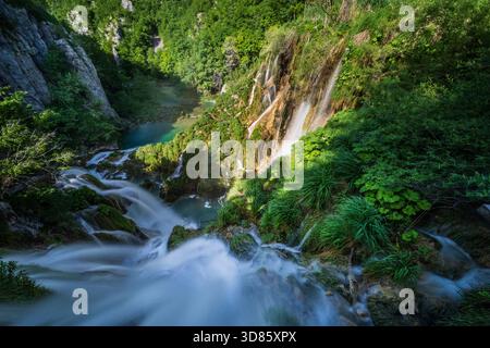 Einer der vielen schönen Wasserfälle im Nationalpark Plitvicer Seen, Kroatien Stockfoto