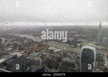 Verschwommenes Stadtbild von London mit Raindrops on Glass Stockfoto