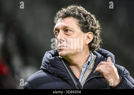 Antwerpen, Belgien. November 2025. Lüttichs Cheftrainer Gaetan Englebert wurde am Freitag, den 28. November 2025, in Antwerpen am 15. Tag der zweiten Liga der Challenger Pro League 2025-2026 1B der belgischen Meisterschaft am Beginn eines Fußballspiels zwischen Beerschot VA und RFC Lüttich vorgestellt. BELGA FOTO TOM GOYVAERTS Credit: Belga Nachrichtenagentur/Alamy Live News Stockfoto