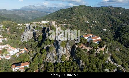 Luftaufnahme der Gemeinde Gaucín und ihrer Burg in der Provinz Málaga, Spanien Stockfoto