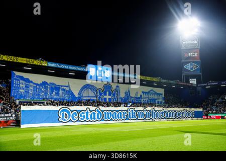 Zwolle, Niederlande. November 2025. ZWOLLE, NIEDERLANDE - 28. NOVEMBER: Fans von PEC Zwolle mit einem tifo während des niederländischen Eredivisie-Spiels zwischen PEC Zwolle und SC Heerenveen im MAC3PARK Stadion am 28. November 2025 in Zwolle, Niederlande. (Foto: Broer van den Boom/Orange Pictures) Credit: Orange Pics BV/Alamy Live News Stockfoto