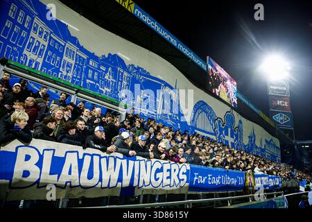 Zwolle, Niederlande. November 2025. ZWOLLE, NIEDERLANDE - 28. NOVEMBER: Fans von PEC Zwolle mit einem tifo während des niederländischen Eredivisie-Spiels zwischen PEC Zwolle und SC Heerenveen im MAC3PARK Stadion am 28. November 2025 in Zwolle, Niederlande. (Foto: Broer van den Boom/Orange Pictures) Credit: Orange Pics BV/Alamy Live News Stockfoto