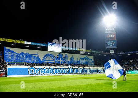 Zwolle, Niederlande. November 2025. ZWOLLE, NIEDERLANDE - 28. NOVEMBER: Fans von PEC Zwolle mit einem tifo während des niederländischen Eredivisie-Spiels zwischen PEC Zwolle und SC Heerenveen im MAC3PARK Stadion am 28. November 2025 in Zwolle, Niederlande. (Foto: Broer van den Boom/Orange Pictures) Credit: Orange Pics BV/Alamy Live News Stockfoto