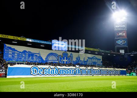 Zwolle, Niederlande. November 2025. ZWOLLE, NIEDERLANDE - 28. NOVEMBER: Fans von PEC Zwolle mit einem tifo während des niederländischen Eredivisie-Spiels zwischen PEC Zwolle und SC Heerenveen im MAC3PARK Stadion am 28. November 2025 in Zwolle, Niederlande. (Foto: Broer van den Boom/Orange Pictures) Credit: Orange Pics BV/Alamy Live News Stockfoto