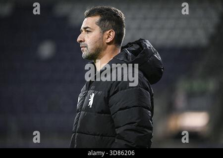 Antwerpen, Belgien. November 2025. Beerschots Cheftrainer Mohamed Messoudi wurde während eines Fußballspiels zwischen Beerschot VA und RFC Lüttich am Freitag, den 28. November 2025 in Antwerpen, am 15. Tag der zweiten Liga der Challenger Pro League 2025-2026 1B der belgischen Meisterschaft, vorgestellt. BELGA FOTO TOM GOYVAERTS Credit: Belga Nachrichtenagentur/Alamy Live News Stockfoto