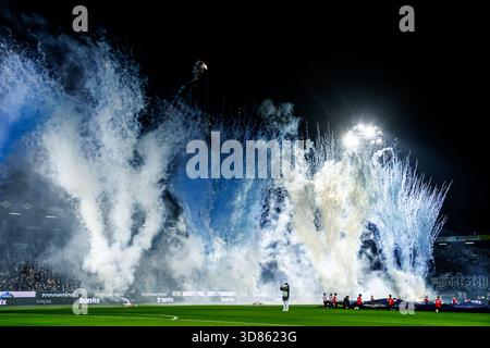 Zwolle, Niederlande. November 2025. ZWOLLE, NIEDERLANDE - 28. NOVEMBER: Feuerwerk und Rauch während des niederländischen Eredivisie-Spiels zwischen PEC Zwolle und SC Heerenveen im MAC3PARK Stadion am 28. November 2025 in Zwolle, Niederlande. (Foto: Broer van den Boom/Orange Pictures) Credit: Orange Pics BV/Alamy Live News Stockfoto