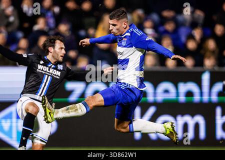 Zwolle, Niederlande. November 2025. ZWOLLE, NIEDERLANDE - 28. NOVEMBER: Koen Kostons von PEC Zwolle springt während des niederländischen Eredivisie-Spiels zwischen PEC Zwolle und SC Heerenveen im MAC3PARK Stadion am 28. November 2025 in Zwolle, Niederlande. (Foto: Broer van den Boom/Orange Pictures) Credit: Orange Pics BV/Alamy Live News Stockfoto