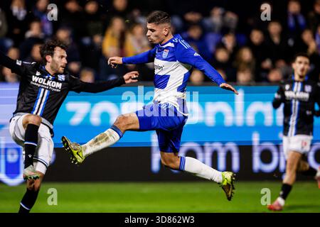 Zwolle, Niederlande. November 2025. ZWOLLE, NIEDERLANDE - 28. NOVEMBER: Koen Kostons von PEC Zwolle springt während des niederländischen Eredivisie-Spiels zwischen PEC Zwolle und SC Heerenveen im MAC3PARK Stadion am 28. November 2025 in Zwolle, Niederlande. (Foto: Broer van den Boom/Orange Pictures) Credit: Orange Pics BV/Alamy Live News Stockfoto
