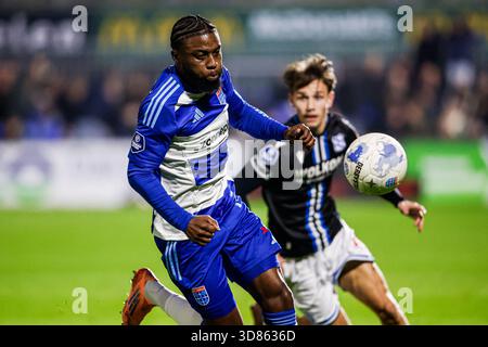 Zwolle, Niederlande. November 2025. ZWOLLE, NIEDERLANDE - 28. NOVEMBER: Sherel Floranus von PEC Zwolle dribbelt während des niederländischen Eredivisie-Spiels zwischen PEC Zwolle und SC Heerenveen im MAC3PARK Stadion am 28. November 2025 in Zwolle, Niederlande. (Foto: Broer van den Boom/Orange Pictures) Credit: Orange Pics BV/Alamy Live News Stockfoto