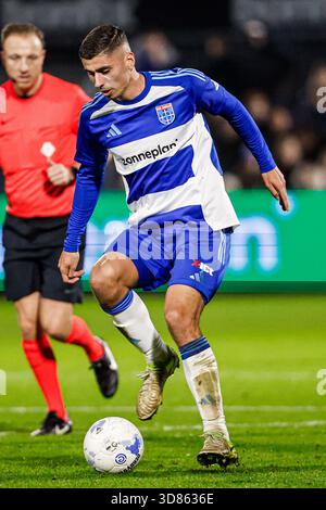 Zwolle, Niederlande. November 2025. ZWOLLE, NIEDERLANDE - 28. NOVEMBER: Koen Kostons von PEC Zwolle dribbelt während des niederländischen Eredivisie-Spiels zwischen PEC Zwolle und SC Heerenveen im MAC3PARK Stadion am 28. November 2025 in Zwolle, Niederlande. (Foto: Broer van den Boom/Orange Pictures) Credit: Orange Pics BV/Alamy Live News Stockfoto