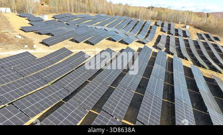 Nahaufnahme paralleler Reihen von Sonnenkollektoren in einem Photovoltaik-Kraftwerk in Busovača Stockfoto