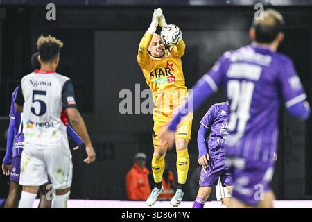 Antwerpen, Belgien. November 2025. Lüttich Torhüter Jordi Belin wurde während eines Fußballspiels zwischen Beerschot VA und RFC Lüttich am Freitag, den 28. November 2025 in Antwerpen, am 15. Tag der zweiten Liga der Challenger Pro League 2025-2026 1B der belgischen Meisterschaft, in Aktion dargestellt. BELGA FOTO TOM GOYVAERTS Credit: Belga Nachrichtenagentur/Alamy Live News Stockfoto