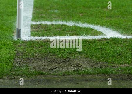 Die Feldbedingungen in der Eckfahne UEFA WOMEN's NATIONS LEAGUE: Deutschland gegen Spanien, Fritz-Walter-Stadion, 28.11.025 DFB/DFL-VORSCHRIFTEN VERBIETEN JEDE VERWENDUNG VON FOTOS ALS BILDSEQUENZEN UND/ODER QUASI-VIDEO. Stockfoto