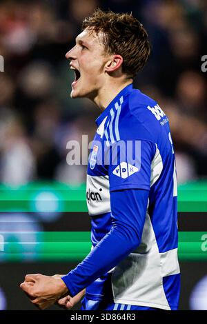 Zwolle, Niederlande. November 2025. ZWOLLE, NIEDERLANDE - 28. NOVEMBER: Thijs Oosting von PEC Zwolle feiert das erste Tor während des niederländischen Eredivisie-Spiels zwischen PEC Zwolle und SC Heerenveen im MAC3PARK Stadion am 28. November 2025 in Zwolle, Niederlande. (Foto: Broer van den Boom/Orange Pictures) Credit: Orange Pics BV/Alamy Live News Stockfoto