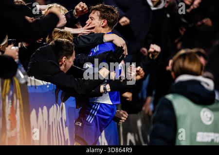 Zwolle, Niederlande. November 2025. ZWOLLE, NIEDERLANDE - 28. NOVEMBER: Thijs Oosting von PEC Zwolle feiert das erste Tor während des niederländischen Eredivisie-Spiels zwischen PEC Zwolle und SC Heerenveen im MAC3PARK Stadion am 28. November 2025 in Zwolle, Niederlande. (Foto: Broer van den Boom/Orange Pictures) Credit: Orange Pics BV/Alamy Live News Stockfoto