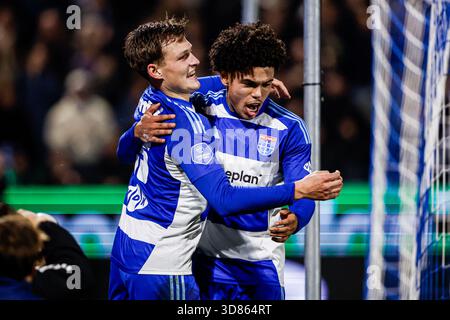 Zwolle, Niederlande. November 2025. ZWOLLE, NIEDERLANDE - 28. NOVEMBER: Thijs Oosting von PEC Zwolle feiert mit seinen Teamkollegen das erste Tor beim niederländischen Eredivisie-Spiel zwischen PEC Zwolle und SC Heerenveen im MAC3PARK Stadion am 28. November 2025 in Zwolle. (Foto: Broer van den Boom/Orange Pictures) Credit: Orange Pics BV/Alamy Live News Stockfoto