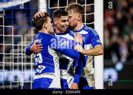 Zwolle, Niederlande. November 2025. ZWOLLE, NIEDERLANDE - 28. NOVEMBER: Thijs Oosting von PEC Zwolle feiert mit seinen Teamkollegen das erste Tor beim niederländischen Eredivisie-Spiel zwischen PEC Zwolle und SC Heerenveen im MAC3PARK Stadion am 28. November 2025 in Zwolle. (Foto: Broer van den Boom/Orange Pictures) Credit: Orange Pics BV/Alamy Live News Stockfoto