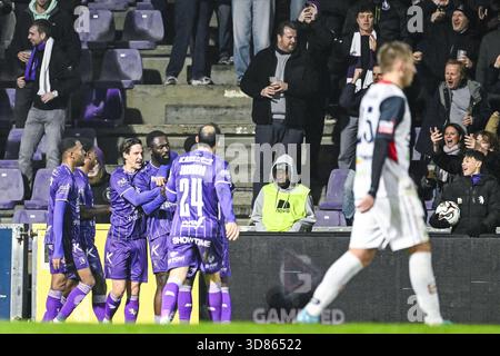 Antwerpen, Belgien. November 2025. Beerschot's Arnold Vula feiert nach einem Torschuss während eines Fußballspiels zwischen Beerschot VA und RFC Lüttich am Freitag, den 28. November 2025 in Antwerpen, am 15. Tag der zweiten Liga der Challenger Pro League 2025-2026 1B der belgischen Meisterschaft. BELGA FOTO TOM GOYVAERTS Credit: Belga Nachrichtenagentur/Alamy Live News Stockfoto