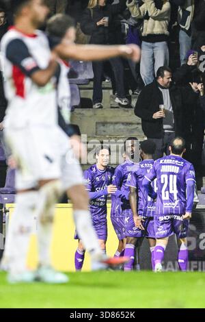 Antwerpen, Belgien. November 2025. Beerschot's Arnold Vula feiert nach einem Torschuss während eines Fußballspiels zwischen Beerschot VA und RFC Lüttich am Freitag, den 28. November 2025 in Antwerpen, am 15. Tag der zweiten Liga der Challenger Pro League 2025-2026 1B der belgischen Meisterschaft. BELGA FOTO TOM GOYVAERTS Credit: Belga Nachrichtenagentur/Alamy Live News Stockfoto