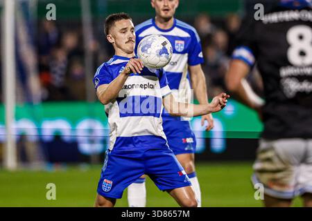 Zwolle, Niederlande. November 2025. ZWOLLE, NIEDERLANDE - 28. NOVEMBER: Ryan Thomas von PEC Zwolle kontrolliert den Ball während des niederländischen Eredivisie-Spiels zwischen PEC Zwolle und SC Heerenveen im MAC3PARK Stadion am 28. November 2025 in Zwolle. (Foto: Broer van den Boom/Orange Pictures) Credit: Orange Pics BV/Alamy Live News Stockfoto