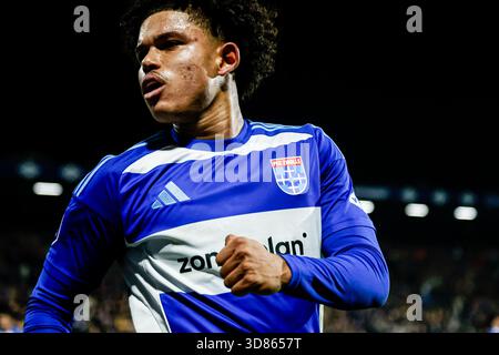 Zwolle, Niederlande. November 2025. ZWOLLE, NIEDERLANDE - 28. NOVEMBER: Shola Shoretire von PEC Zwolle feiert das zweite Tor während des niederländischen Eredivisie-Spiels zwischen PEC Zwolle und SC Heerenveen im MAC3PARK Stadion am 28. November 2025 in Zwolle, Niederlande. (Foto: Broer van den Boom/Orange Pictures) Credit: Orange Pics BV/Alamy Live News Stockfoto