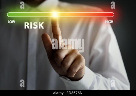 Mann reguliert das Risiko auf virtuellem Bildschirm, Nahaufnahme Stockfoto