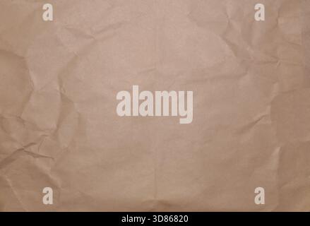 Vintage beige und braune Papierbogen zerknittert an den Seiten strukturierter Verlaufsrahmen Hintergrund, Kopierraum Stockfoto