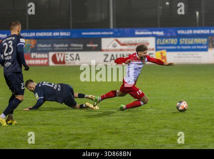 Jan-Luca Rumpf (Sportfreunde Siegen, #13) wird von Arlind Mimini (SSVg Velbert 02, #15) SSVg Velbert 02 - Sportfreunde Siegen 28.11.2025 Football, Regionalliga West, 17. Spieltag, GER, IMS Arena, Velbert Stockfoto