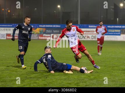 Duell zwischen Arlind Mimini (SSVg Velbert 02, #15) und Dustin Willms (Sportfreunde Siegen, #30) SSVg Velbert 02 - Sportfreunde Siegen 11/28/2025 Fußball, Regionalliga West, 17. Spieltag, GER, IMS Arena, Velbert Stockfoto