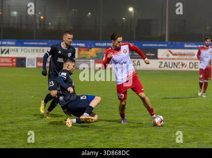 Duell zwischen Arlind Mimini (SSVg Velbert 02, #15) und Dustin Willms (Sportfreunde Siegen, #30) SSVg Velbert 02 - Sportfreunde Siegen 11/28/2025 Fußball, Regionalliga West, 17. Spieltag, GER, IMS Arena, Velbert Stockfoto