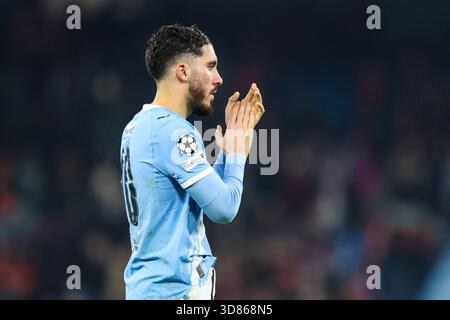 Manchester, Großbritannien, 25. November 2025 - Rayan Cherki beim Manchester City gegen Bayer Leverkusen in der UEFA Champions League Stockfoto