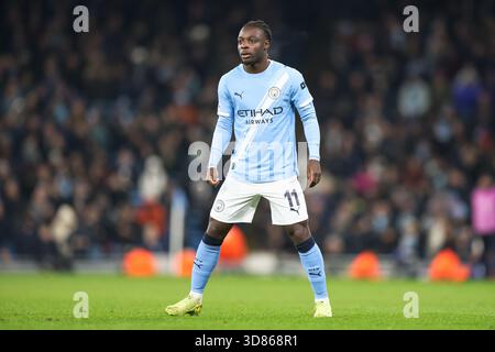 Manchester, Großbritannien, 25. November 2025: Jeremy Doku beim Manchester City gegen Bayer Leverkusen in der UEFA Champions League Stockfoto