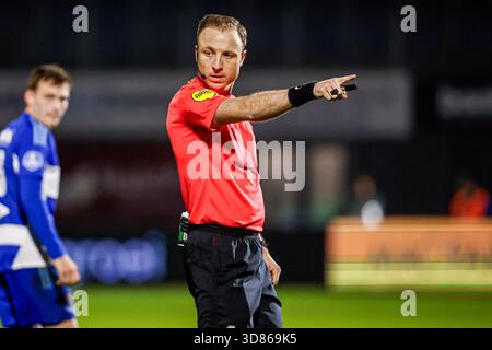 Zwolle, Niederlande. November 2025. ZWOLLE, NIEDERLANDE - 28. NOVEMBER: Schiedsrichter Stan Teuben zeigt während des niederländischen Eredivisie-Spiels zwischen PEC Zwolle und SC Heerenveen im MAC3PARK Stadion am 28. November 2025 in Zwolle, Niederlande. (Foto: Broer van den Boom/Orange Pictures) Credit: Orange Pics BV/Alamy Live News Stockfoto