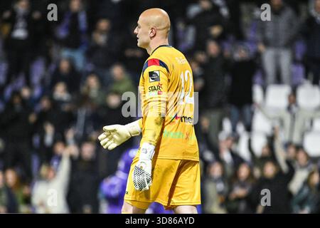 Antwerpen, Belgien. November 2025. Lüttich Torhüter Jordi Belin sieht bei einem Fußballspiel zwischen Beerschot VA und RFC Lüttich am Freitag, den 28. November 2025 in Antwerpen, am 15. Tag der zweiten Liga der Challenger Pro League 2025-2026 1B der belgischen Meisterschaft, niedergeschlagen aus. BELGA FOTO TOM GOYVAERTS Credit: Belga Nachrichtenagentur/Alamy Live News Stockfoto
