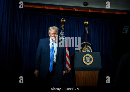 Palm Beach, Vereinigte Staaten von Amerika. 26. November 2025. US-Präsident Donald Trump hält eine Ansprache über die Erschießung von zwei Soldaten der Nationalgarde durch einen afghanischen Staatsangehörigen während einer Patrouille im District of Columbia von Mar-a-Lago, 26. November 2025 in Palm Beach, Florida. Quelle: Daniel Torok/White House Photo/Alamy Live News Stockfoto