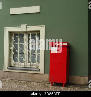 Roter Polnischer Briefkasten Vor Grüner Gebäudefassade Stockfoto