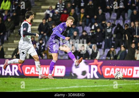 Antwerpen, Belgien. November 2025. Beerschots Ensar Brahic erzielte ein Tor während eines Fußballspiels zwischen Beerschot VA und RFC Lüttich am Freitag, den 28. November 2025 in Antwerpen, am 15. Tag der zweiten Liga der Challenger Pro League 2025-2026 1B der belgischen Meisterschaft. BELGA FOTO TOM GOYVAERTS Credit: Belga Nachrichtenagentur/Alamy Live News Stockfoto
